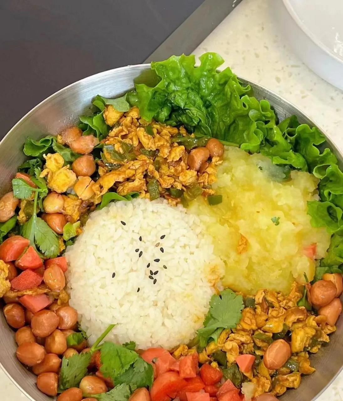 这个东北饭包真的太好吃了! 准备食材:米饭,生菜,青椒.