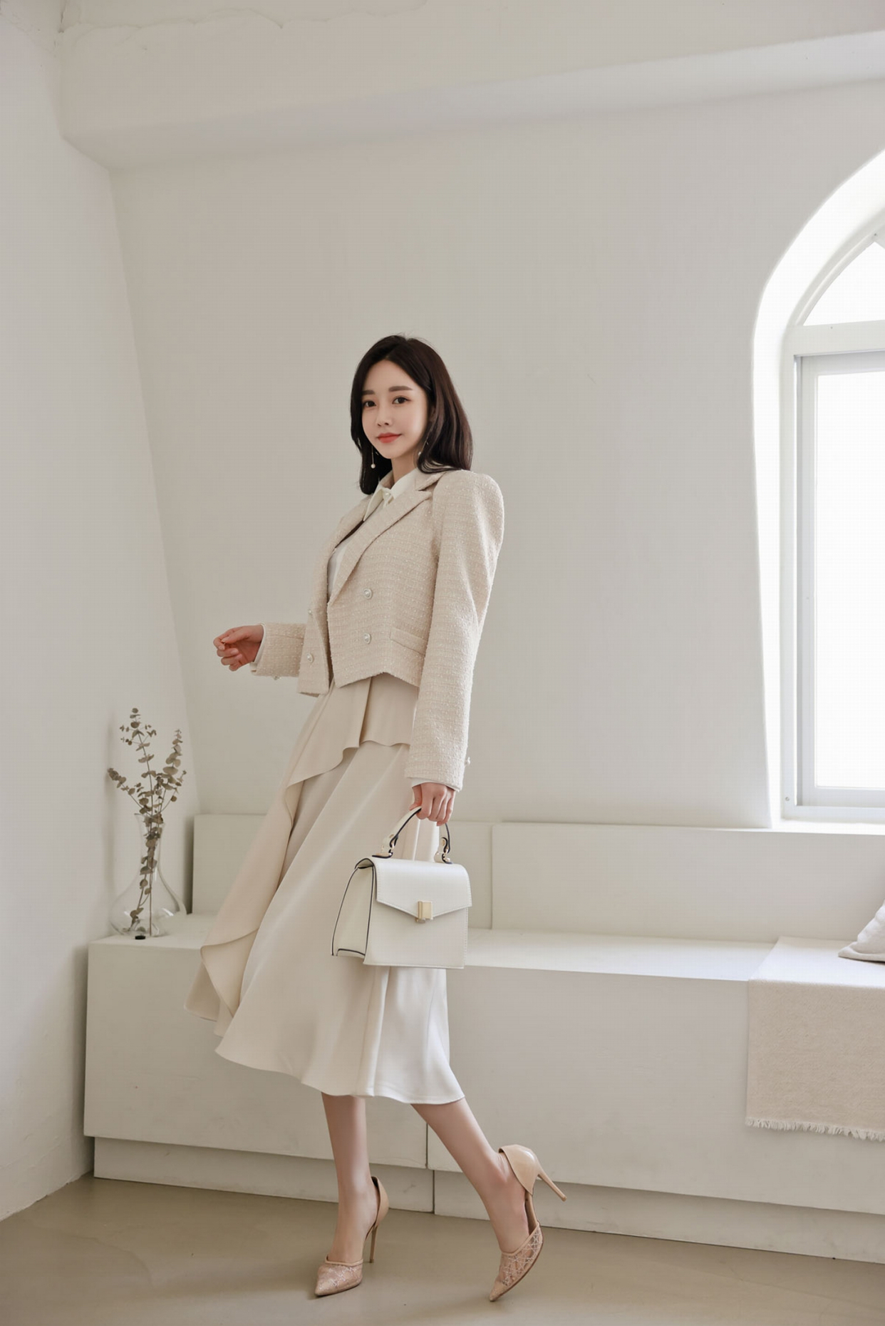 韩国美女孙允珠时尚写真:象牙白简约干练优雅小西装,大显好身材