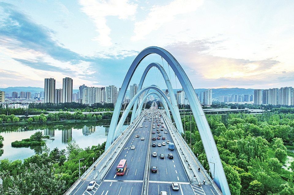 太原市北中环桥附近 长虹卧波映碧水