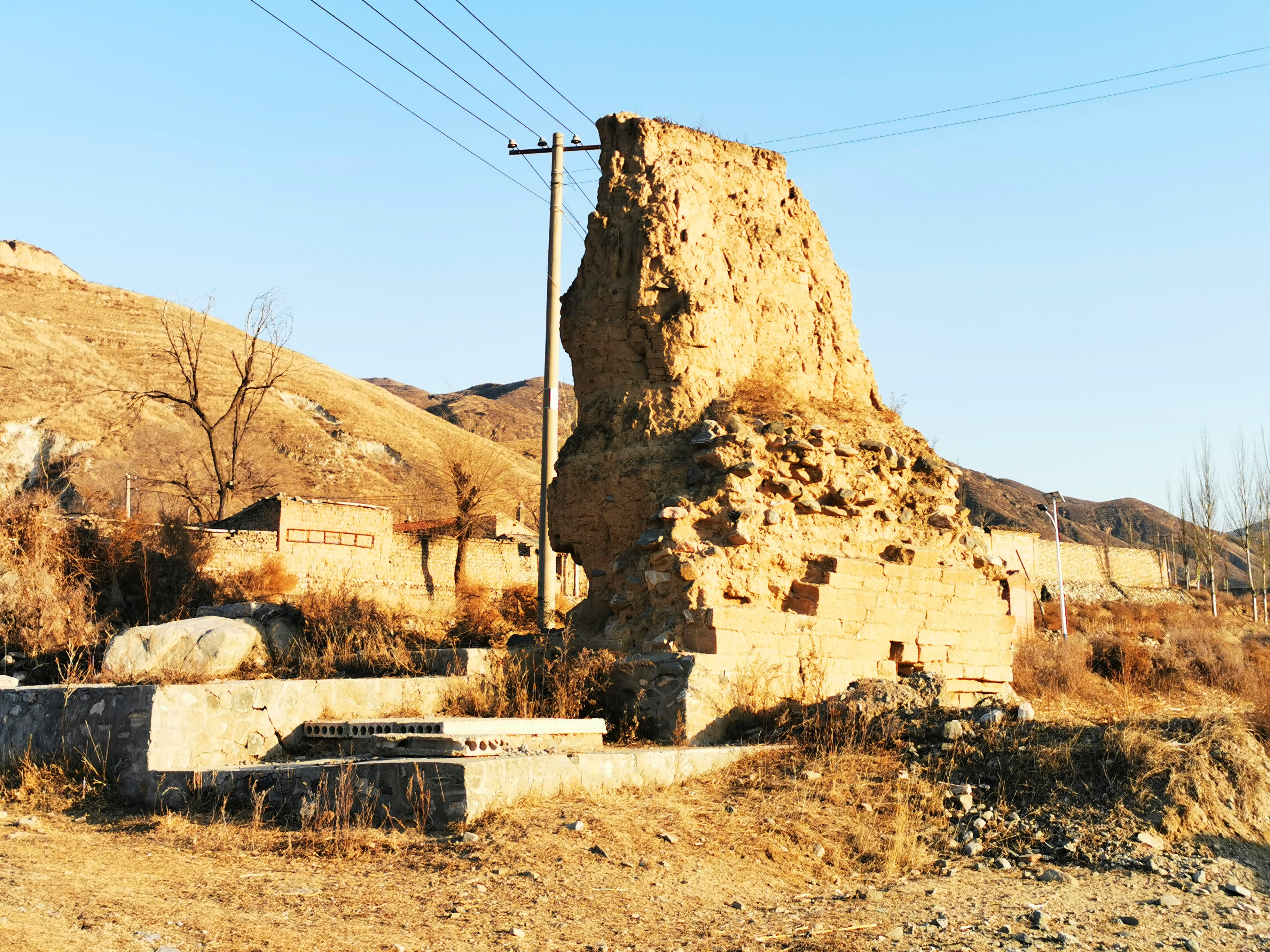 新广武村,一座古长城脚下的屯兵城堡,有"金斗银簸箕"之称