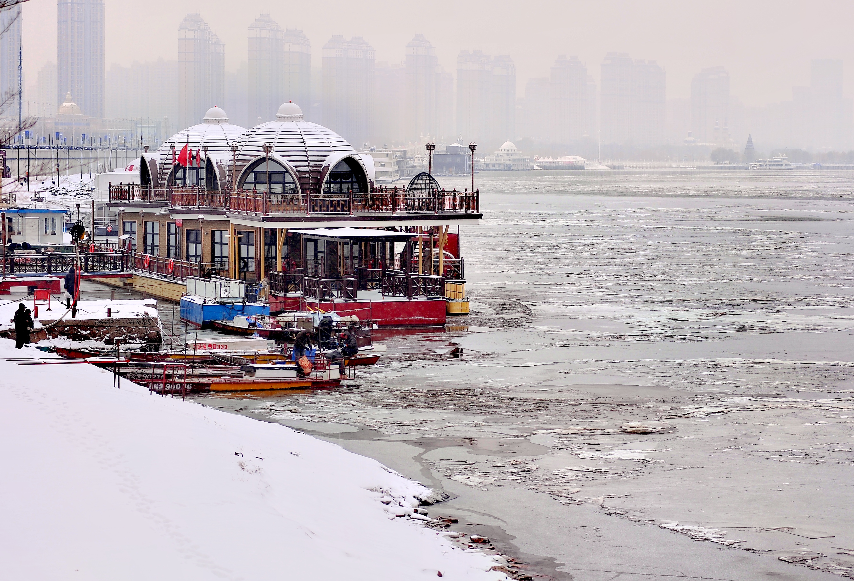 松花江哈尔滨段开始跑冰排了