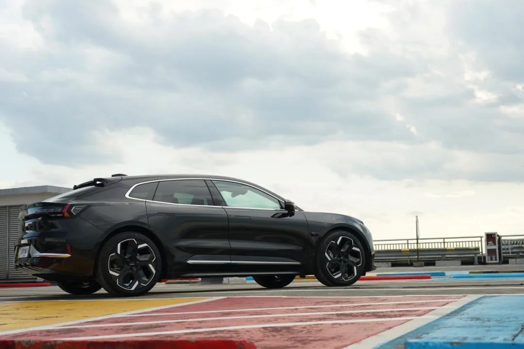 首搭mobileye eyeq5h双芯片 极氪001羚羊避险首测