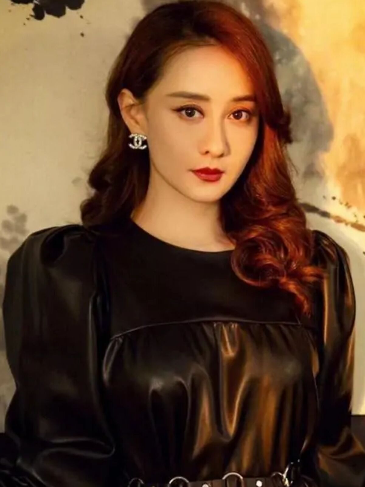 陈德容厉害了,紧致皮裙也照样穿出优雅感,身材比例仍像大姑娘