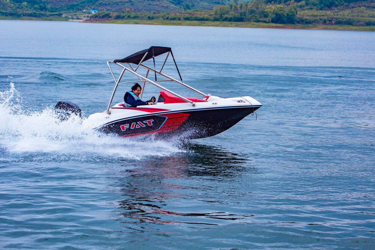 雅马哈4.8米萤火虫快艇