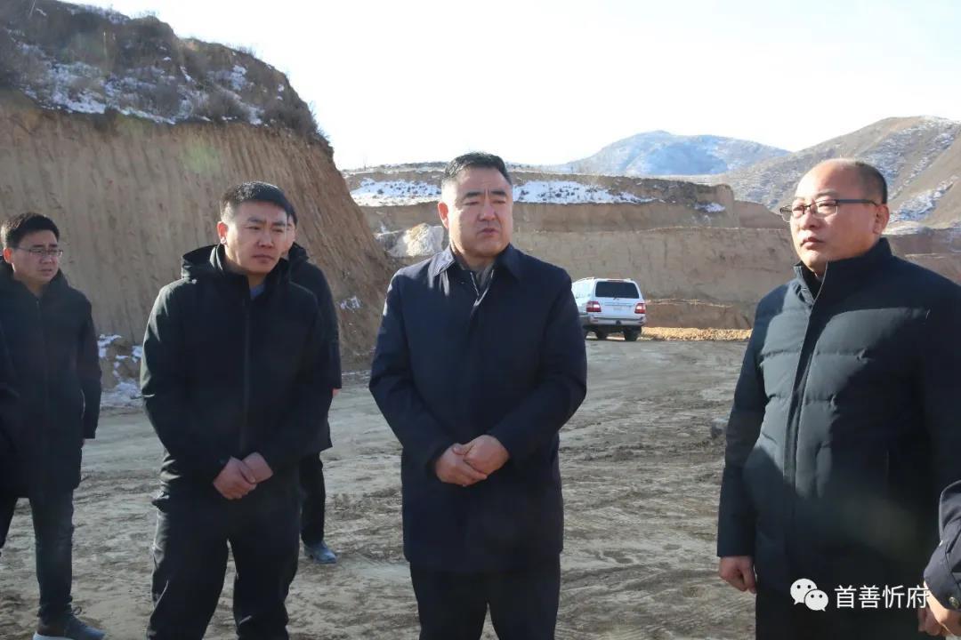 崔向松在豆罗镇调研光伏发电项目建设并督查非法造地