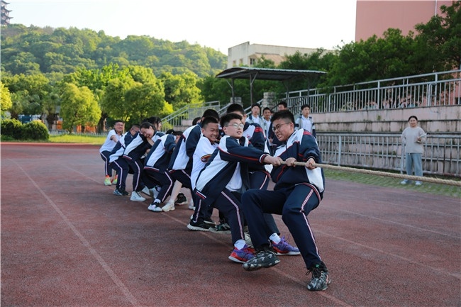心往一处想,劲往一处使——萧江一中举行 "魅力五月"拔河比赛