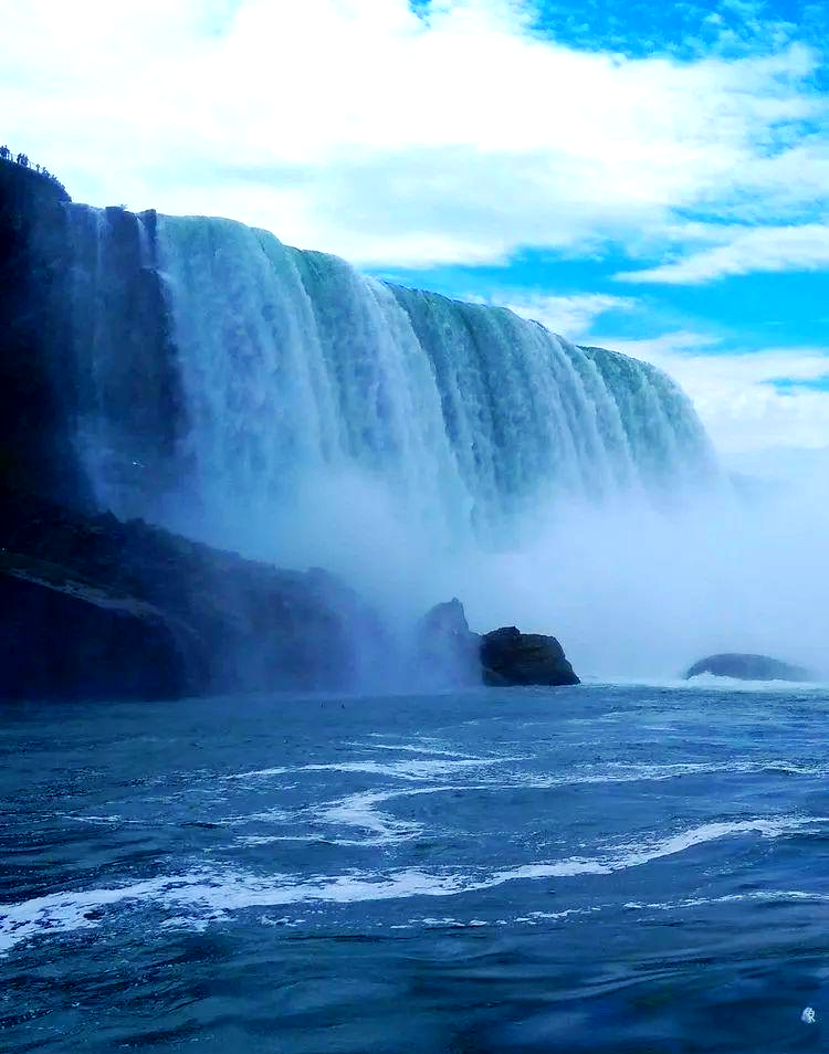 然而,与壮美的大中华相比,国外的风景虽以大自然的雄伟壮丽为主,却少