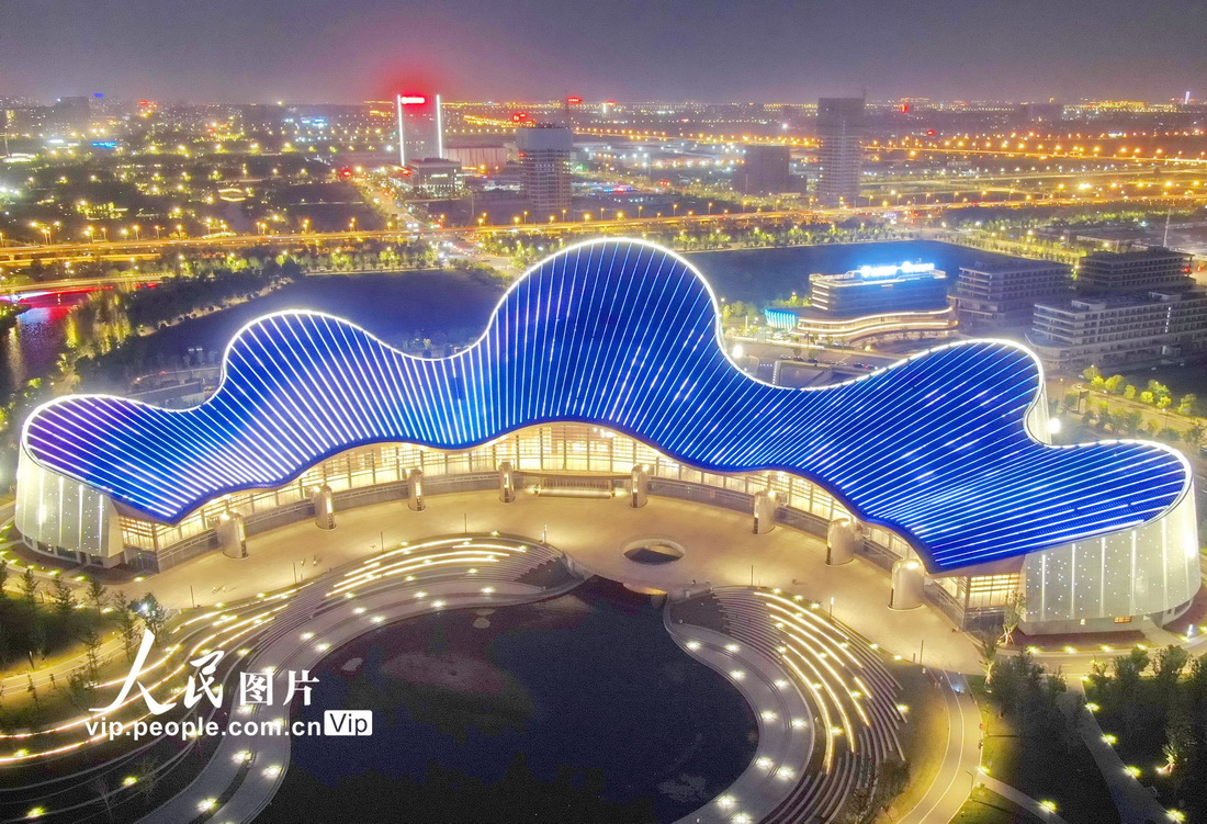 江苏南通大剧院假期亮灯夜景美