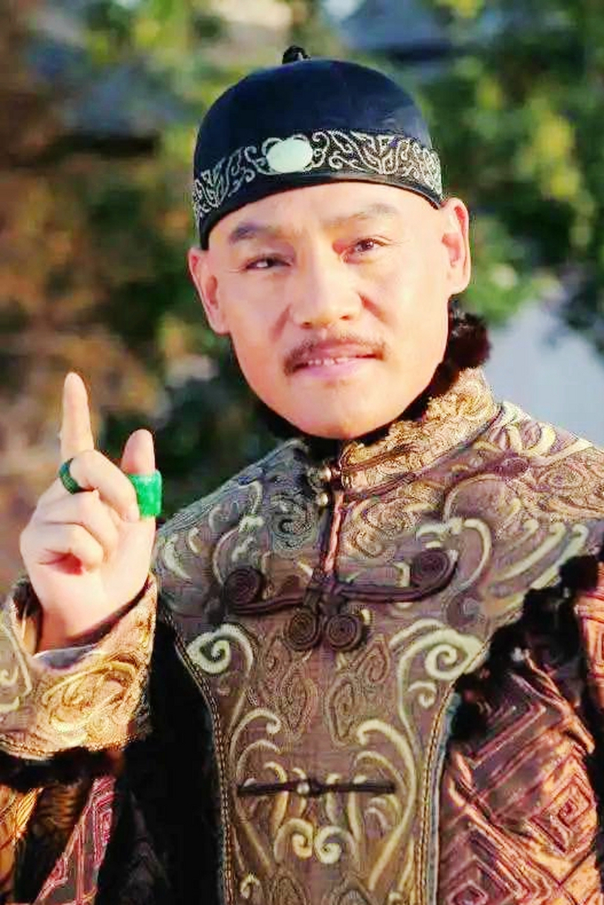 1875年,胡雪岩在家里下了一种叫"人象棋"的游戏.