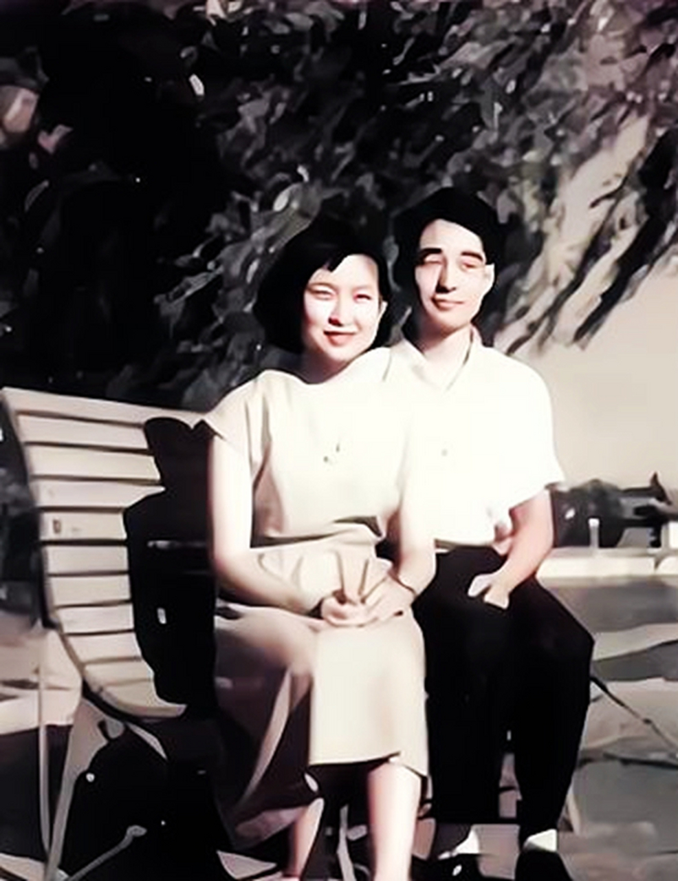 1960年代,李敏和丈夫孔令华在公园玩耍的合影.