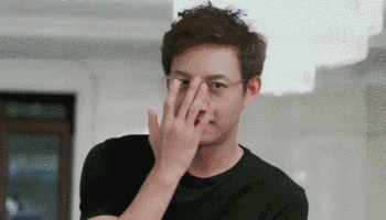 由于戴眼镜的形象过于亮眼,不少网友调侃王阳把眼镜焊在脸上,最好能弄