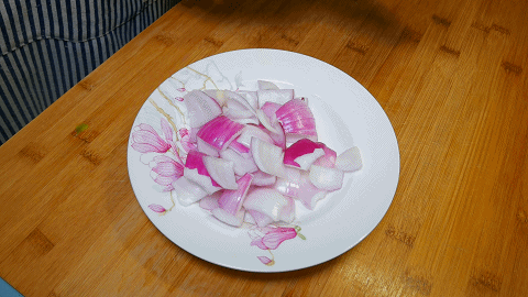 青椒和红椒各一个,去蒂去籽切成菱形片,切好和洋葱放一起备用