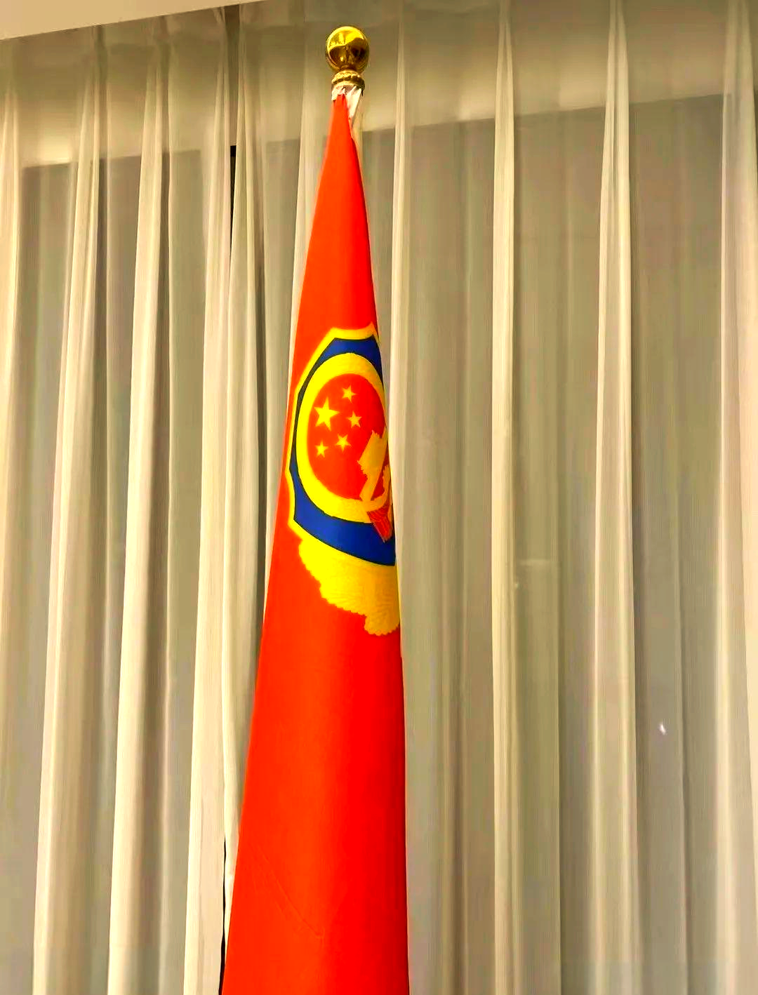 这些规格是针对标准旗杆的,而在某些特殊场合,如庆典时使用的巨幅国旗