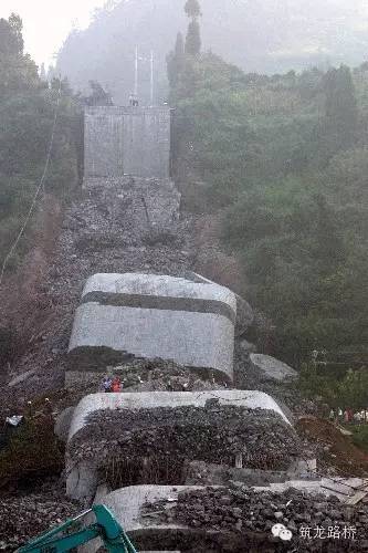 「安全月必看」凤凰沱江大桥重大坍塌事故珍贵视频及原因分析,引以为