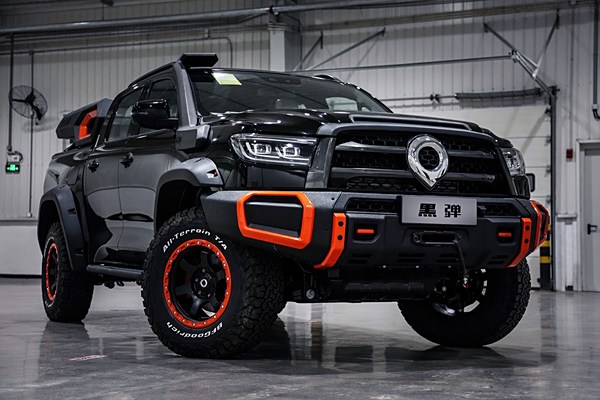 长城炮黑弹版展现了独特的全黑设计,并巧妙地融入了亮橙色元素