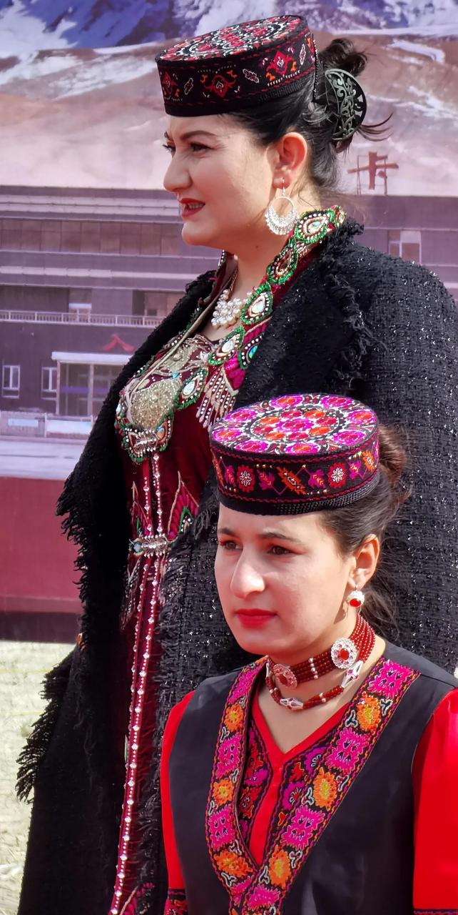 冰川下的塔吉克美女