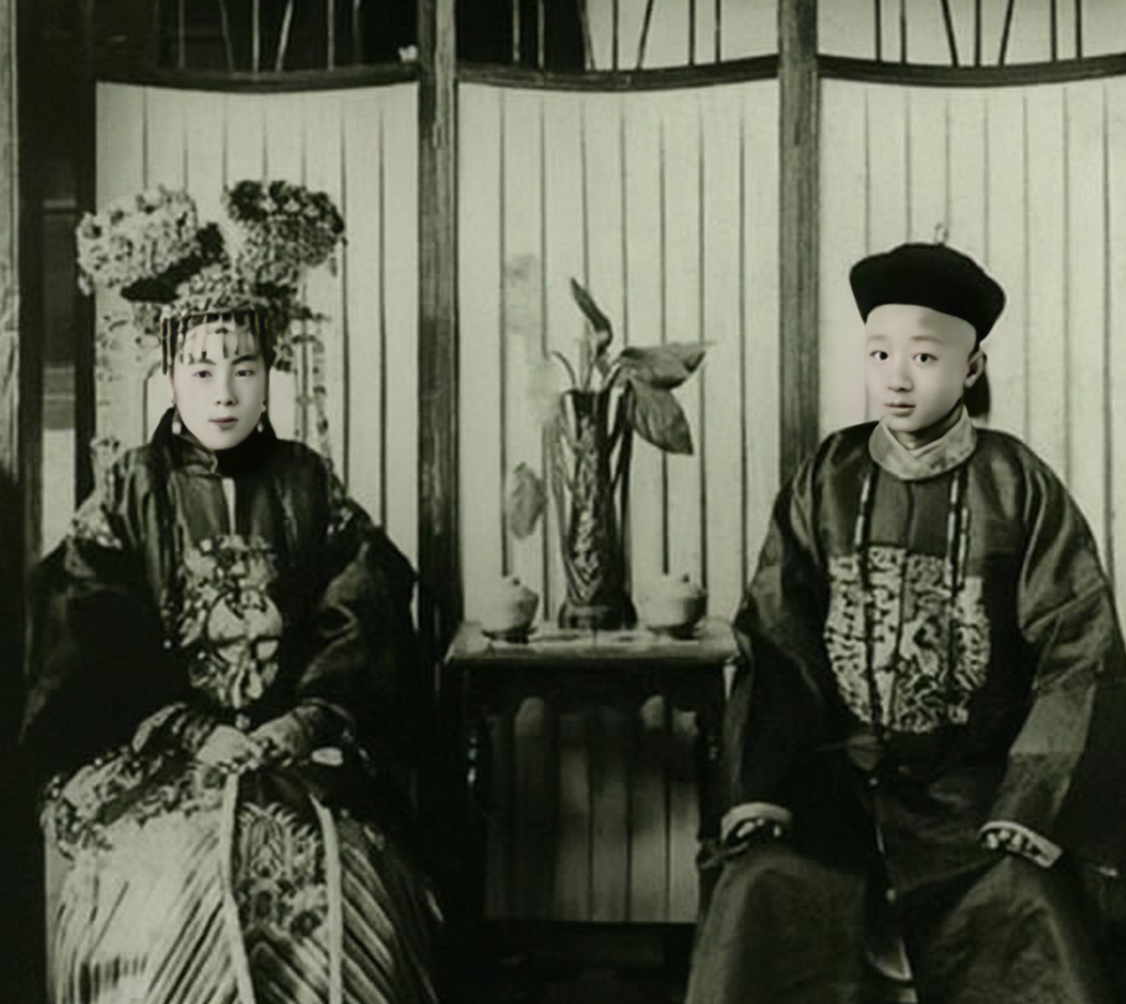 晚清老照片:皇弟溥杰与王妃大婚之喜,肥头大耳的文官与小妾!