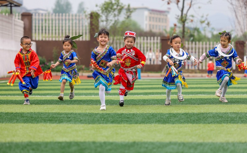 幼儿三月三抛绣球图片图片