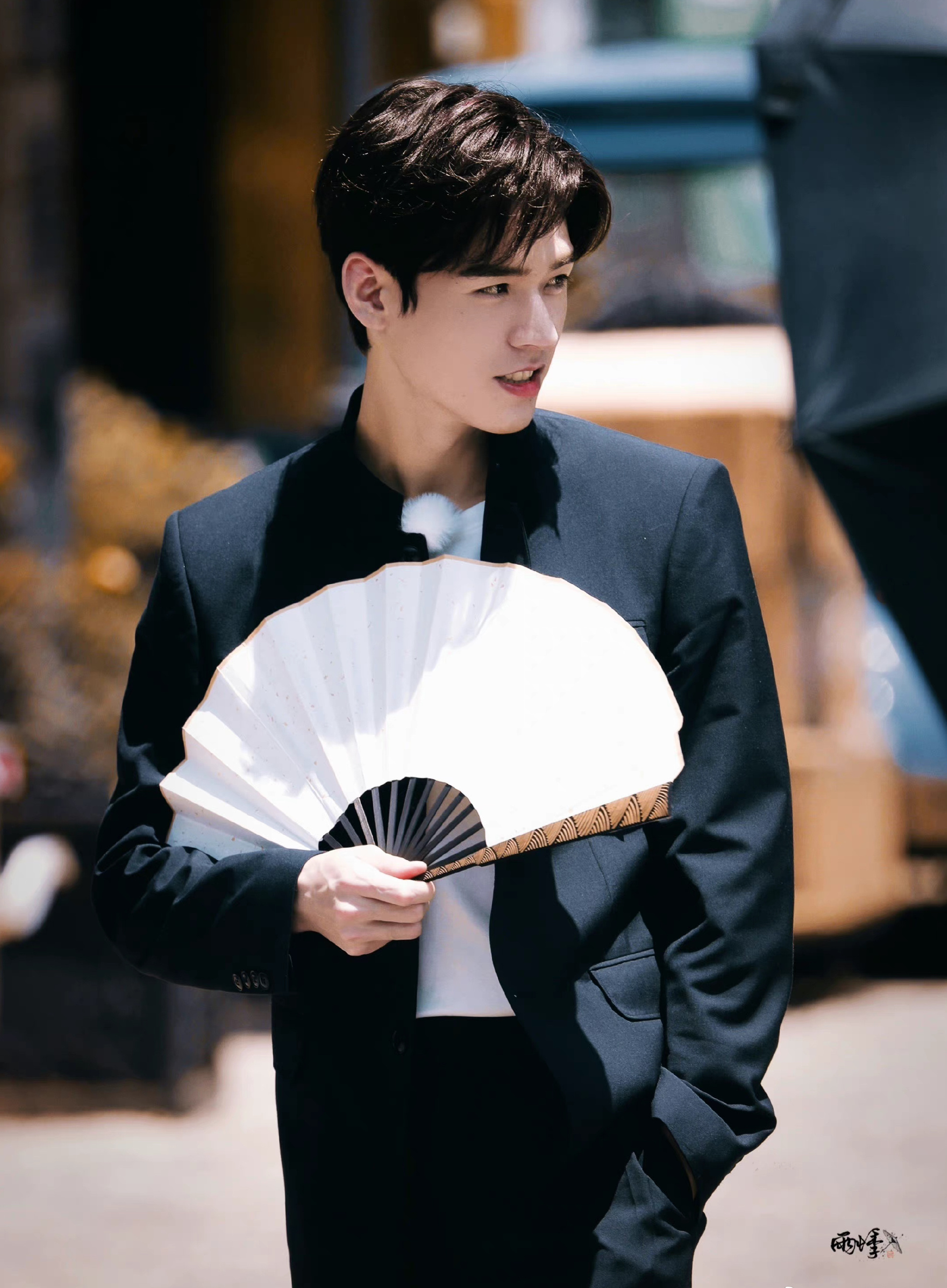 龚俊拿扇子的样子好帅,穿中山装演绎民国少爷,温客行又回来了