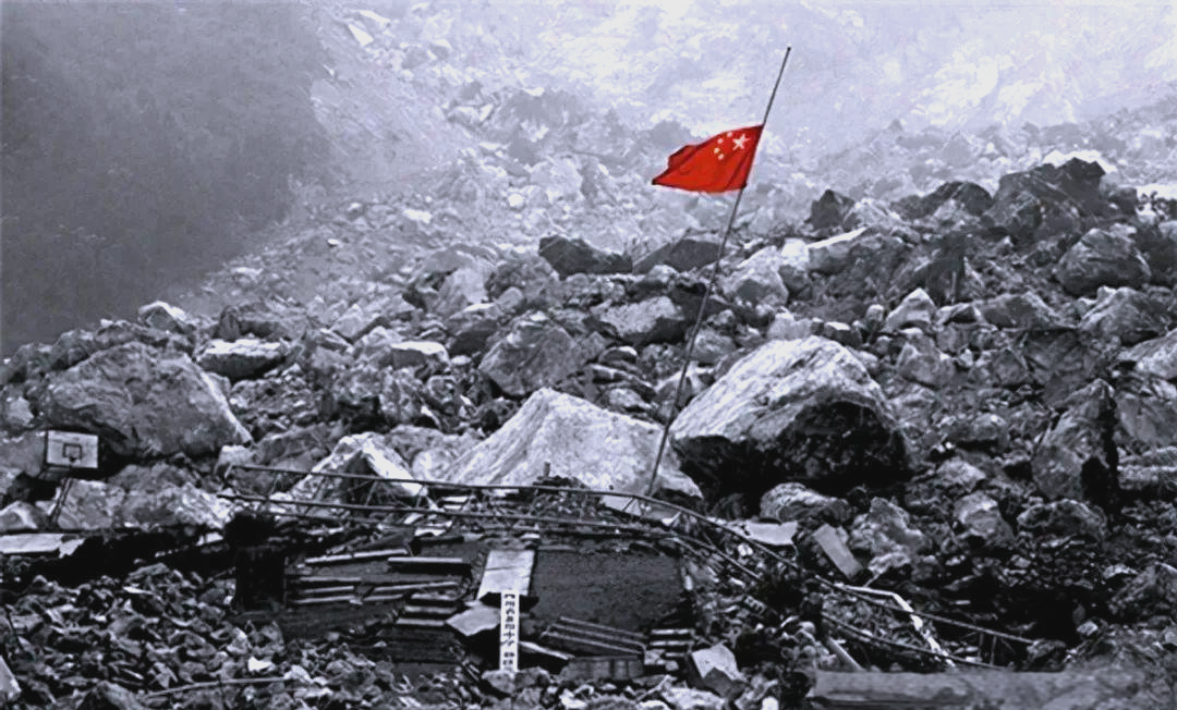 在四川汶川大地震的惨烈场景中,无数受难者和失踪者让每个人都深感