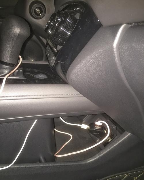 本田缤智前排充电在哪里?