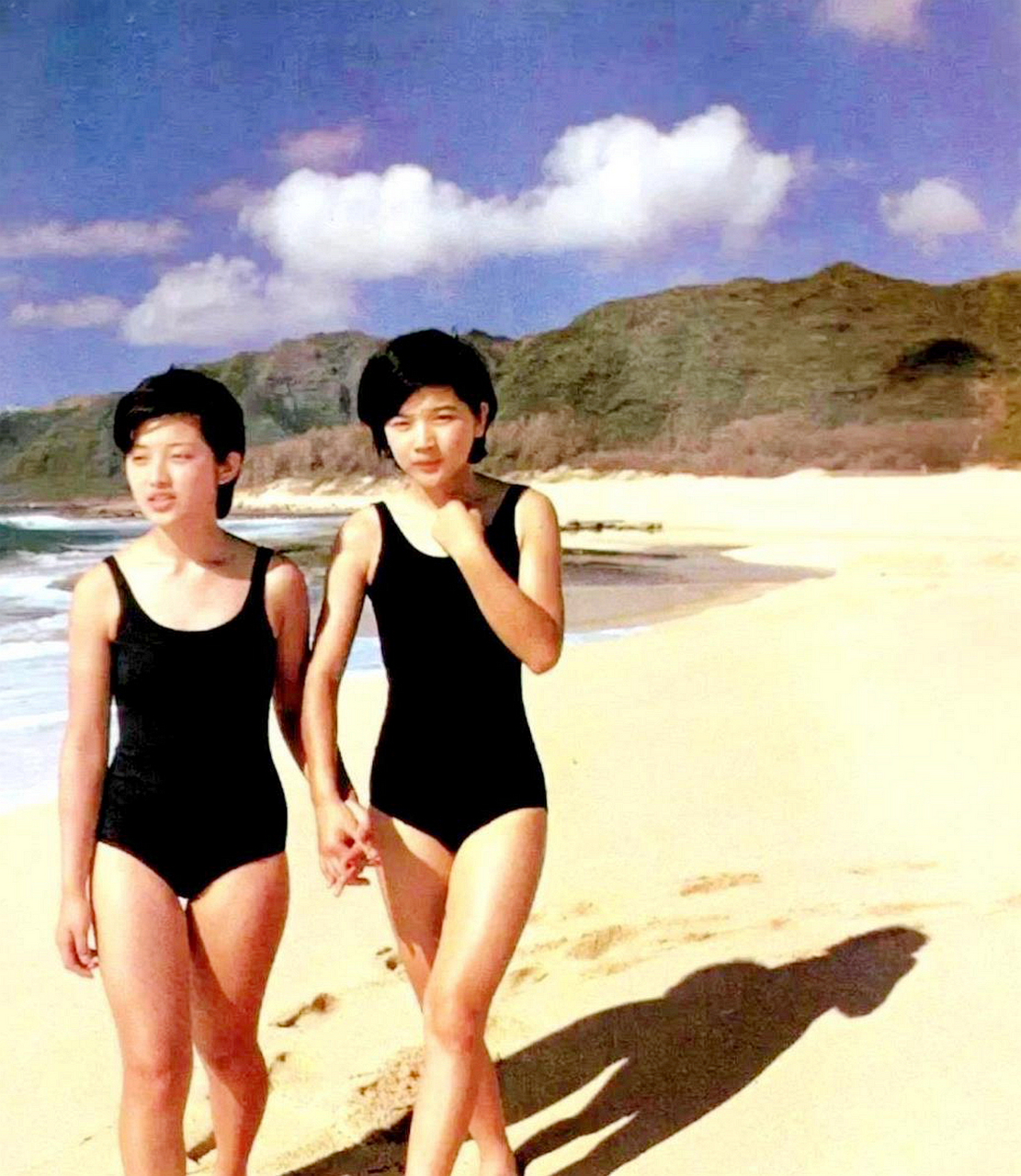 这是山口百惠和樱田淳子在海边的合影.