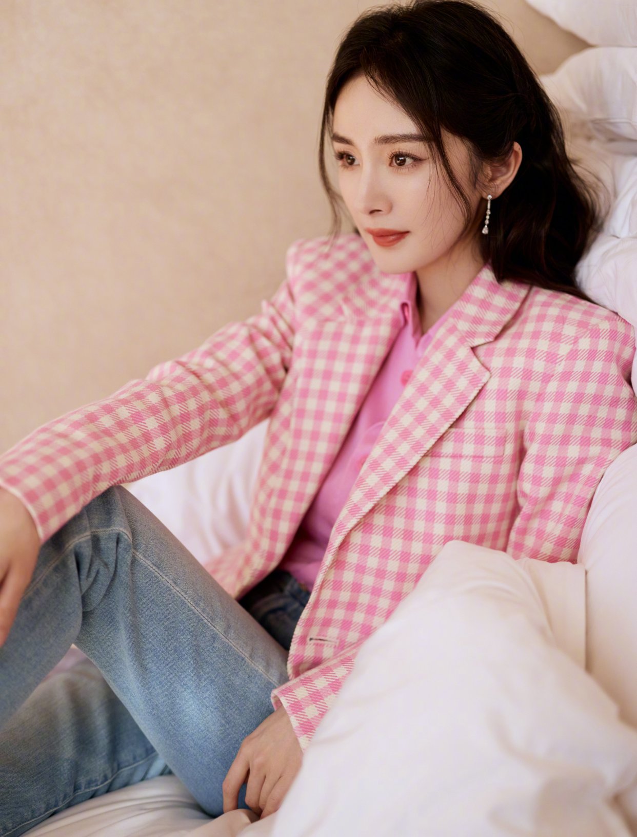杨幂粉色格子西装搭牛仔裤配上高跟鞋 经典组合让你焕发闪亮魅力