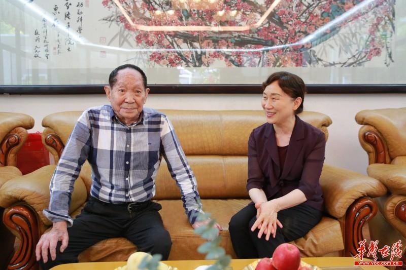 李微微看望袁隆平院士