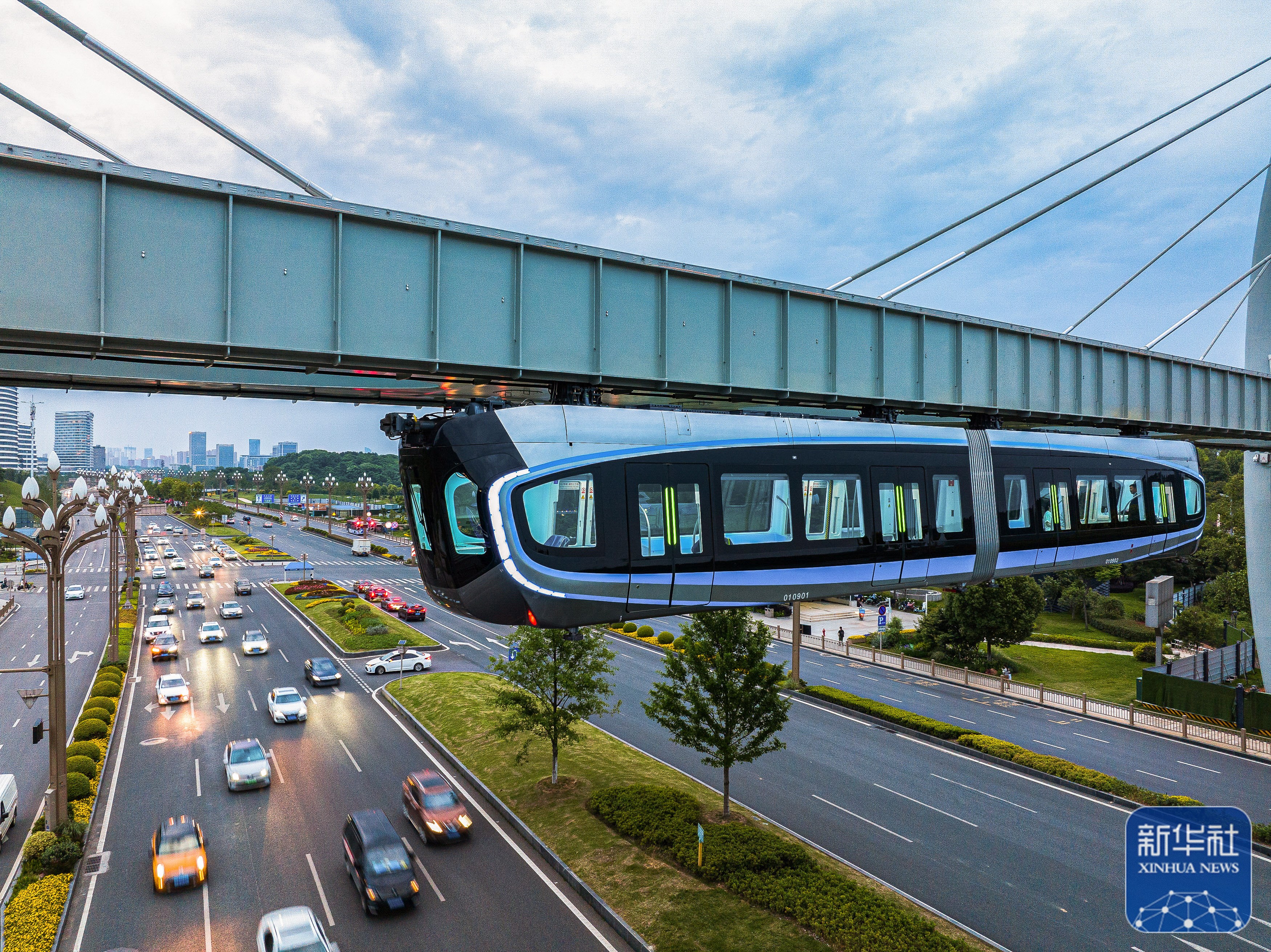 新华全媒 丨驶向未来!"光谷光子号"空轨建成试跑