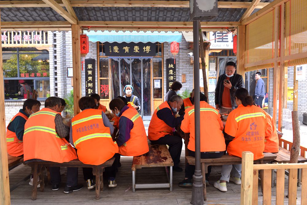 博爱县慈善协会一点爱粥铺在县城花间巷举办揭牌仪式