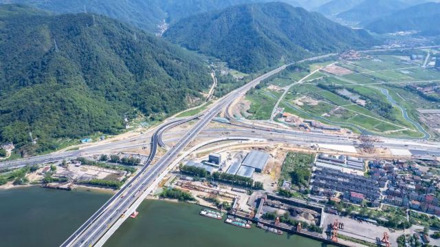 今天,湖杭高鐵富陽西站,大盤山隧道,富春灣大道集中啟用,富陽以