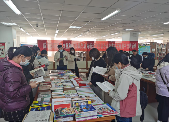 「精彩回顾」:"你选书 我买单" 环翠区图书馆开展农家书屋图书采选