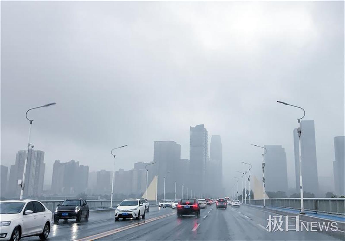 短时强降雨,武汉经受潮湿天气