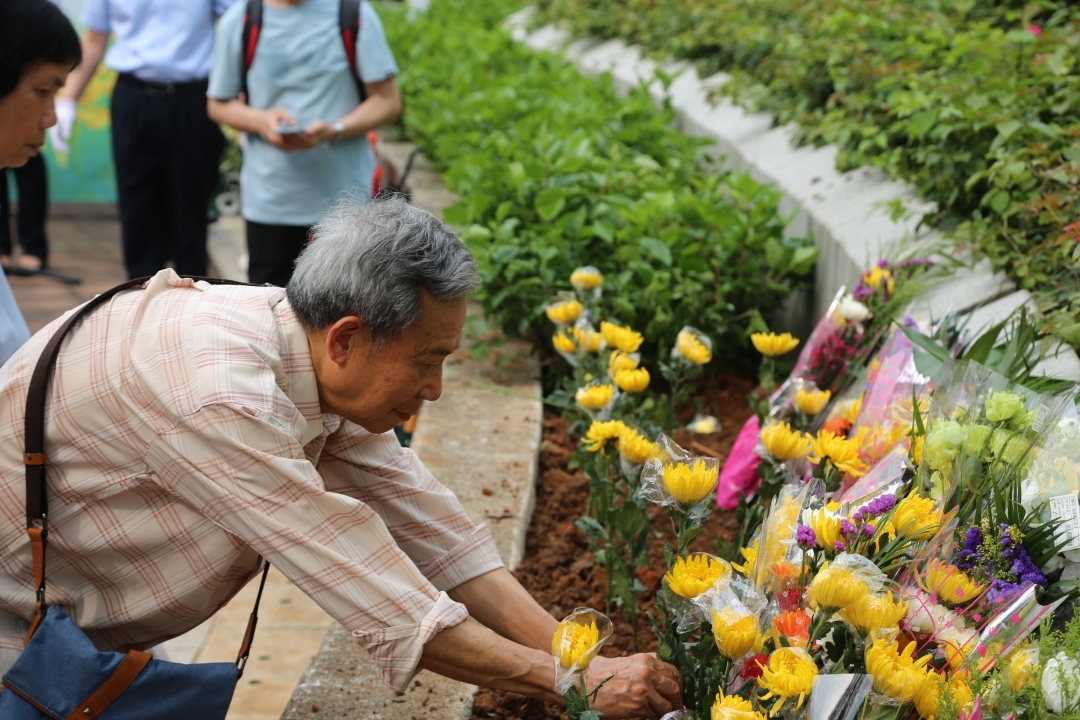 广州市银河革命公墓举行花坛葬安放仪式,让身后事回归自然