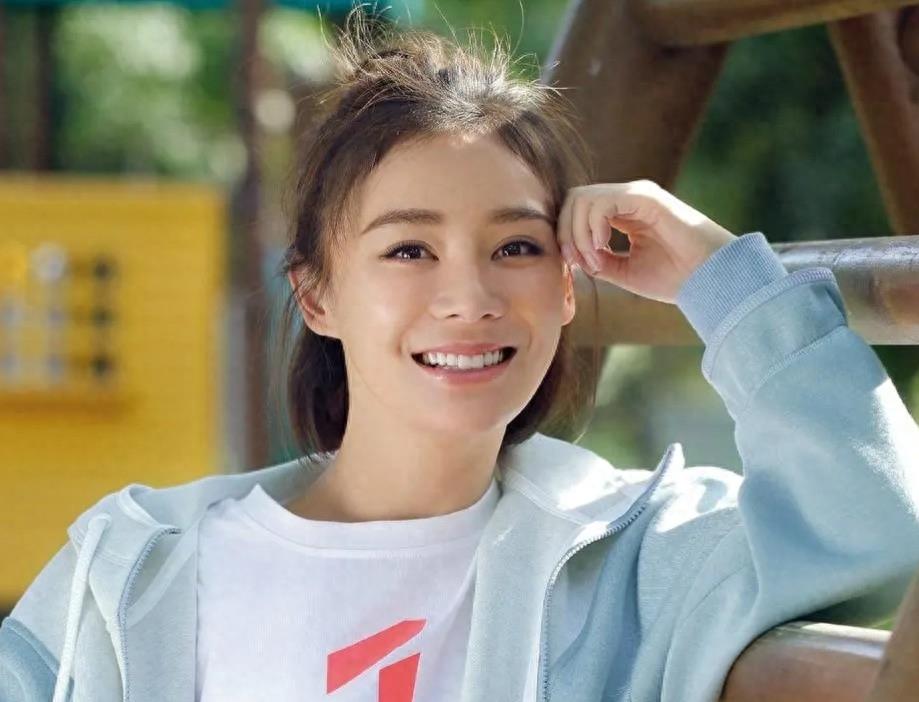 袁姗姗豪车恋情曝光,甜蜜逛商场同回爱巢