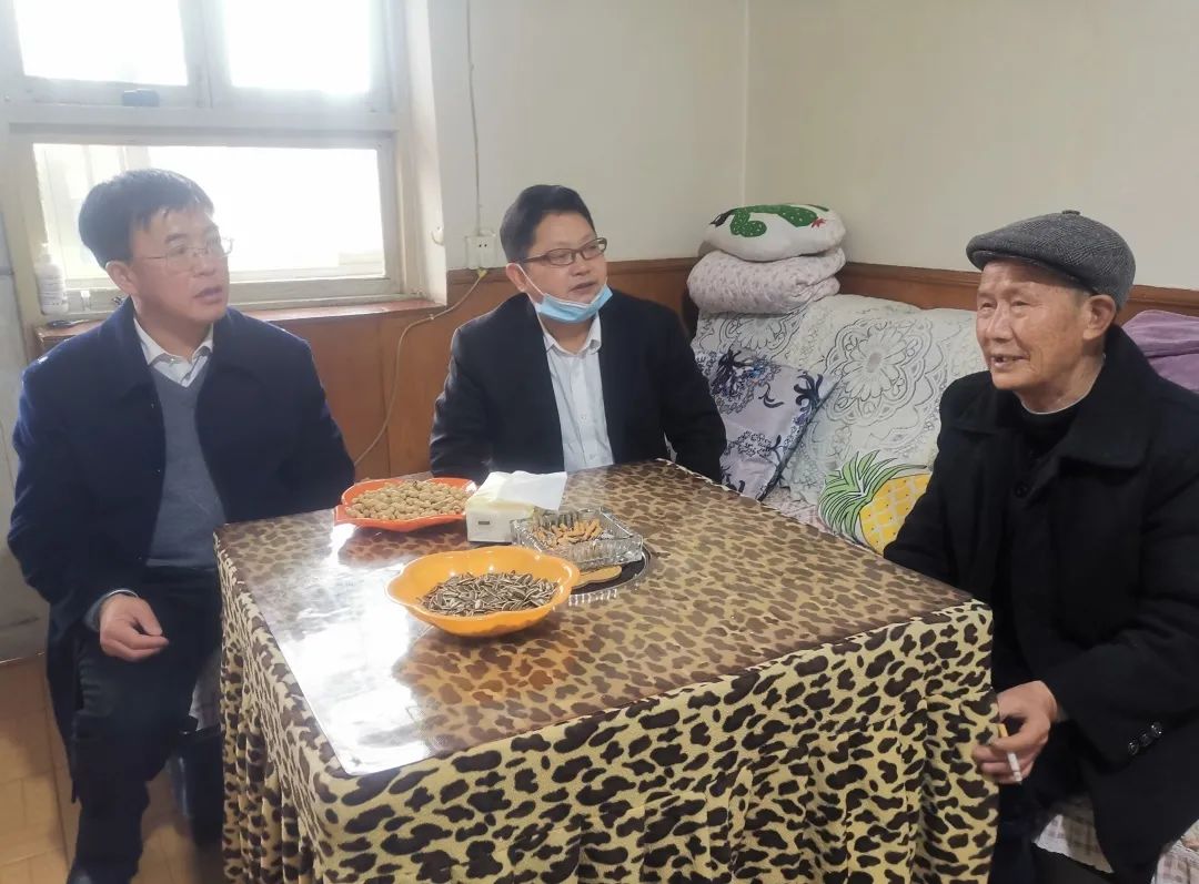 开阳法院党组书记,院长黄余春节前走访慰问离退休老干部