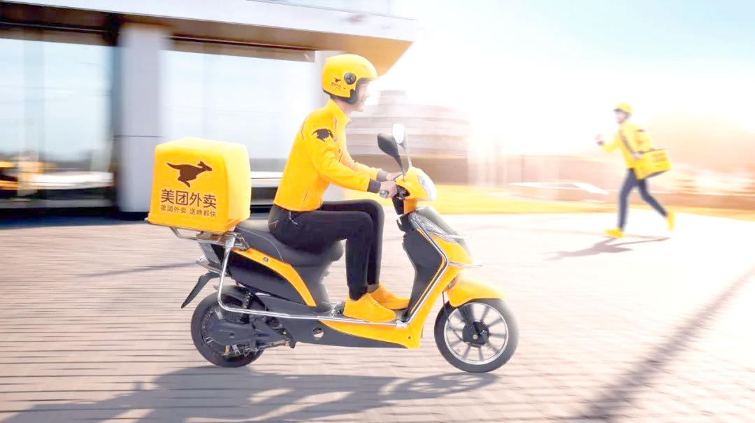美团外卖小哥的装备依旧保持原色,始终如一的黄色调,未曾改变