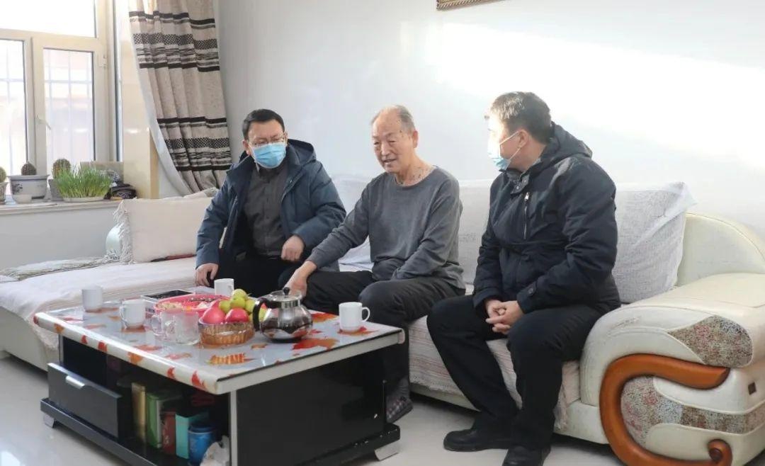 市领导耿志军和白曙明走访慰问退休干部和困难群众