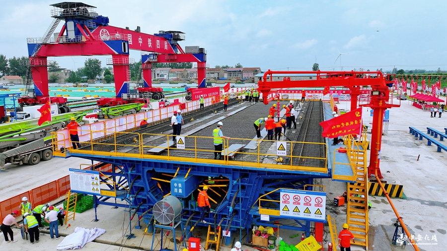 阜淮铁路全线首榀新型箱梁顺利完成浇筑