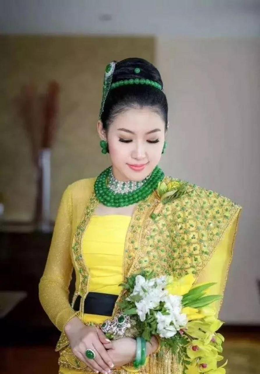 缅甸翡翠大王嫁女,全身佩戴翡翠首饰价值五个亿啊,妥妥土豪嫁女啊!