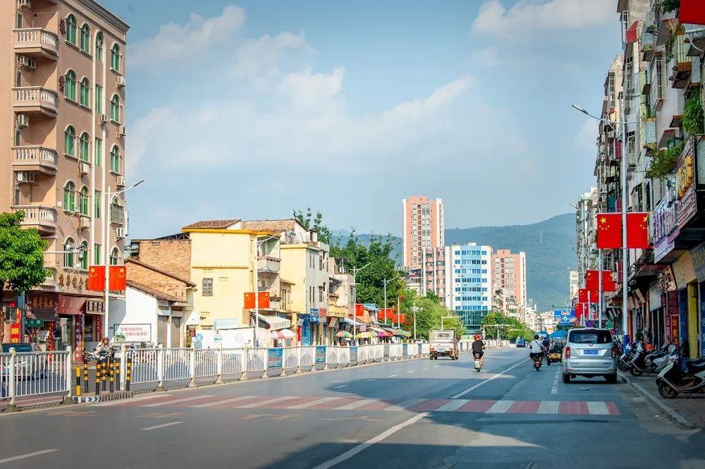 国庆!广宁街头闪耀最美"中国红"