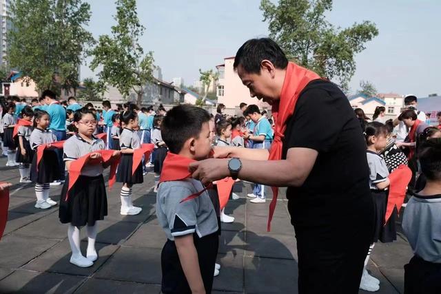 邯郸丛台区实验小学举行一年级新生入队仪式