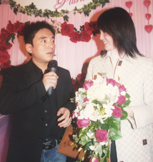 58岁吕方久未露面发福现身!双下巴超圆润,大赞女儿是前世情人