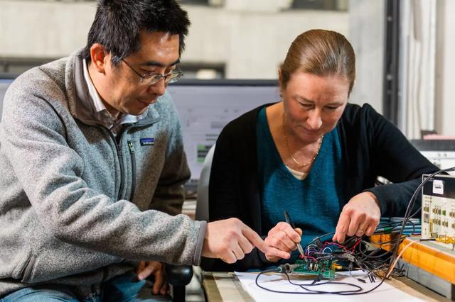 微型原子钟帮助加速寻找暗物质及其它