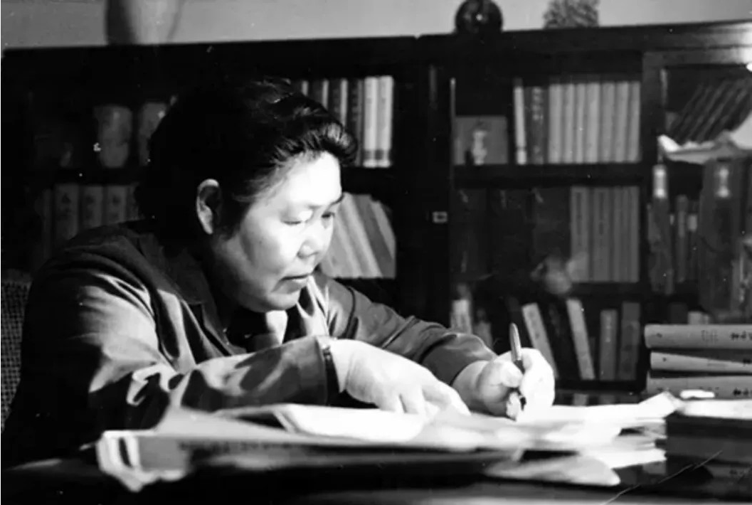 《青春之歌》的深远影响与杨沫的创作历程