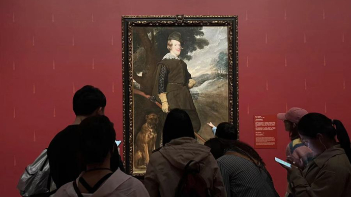 博物馆,美术馆展厅暗戳戳,展品却在反光?"锅"在馆方还是观众