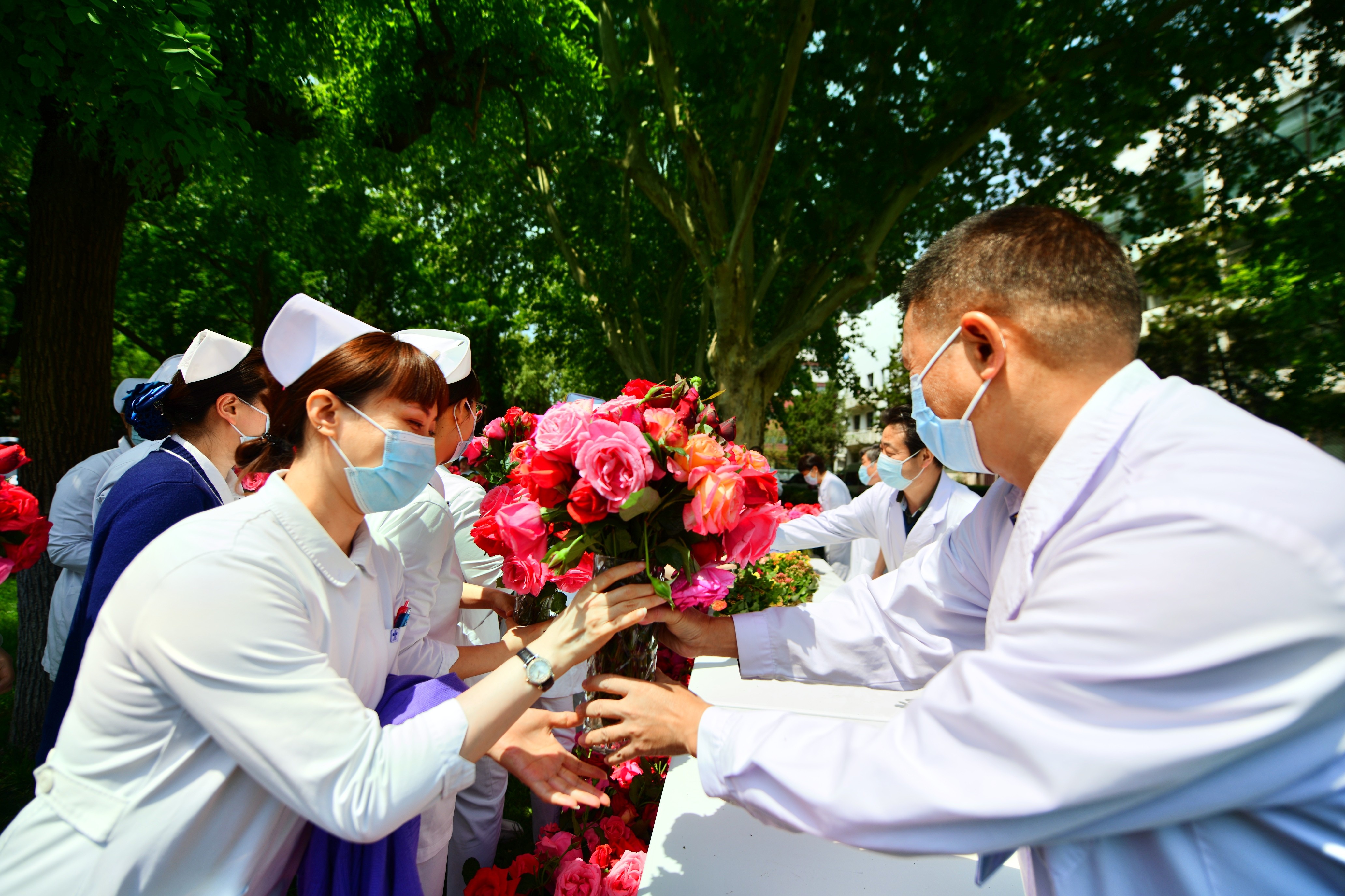 国际护士节,鲜花献给白衣天使