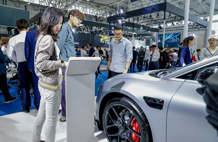 鸿蒙智行亮相济南齐鲁车展,氛围火爆现场掀起购车热潮
