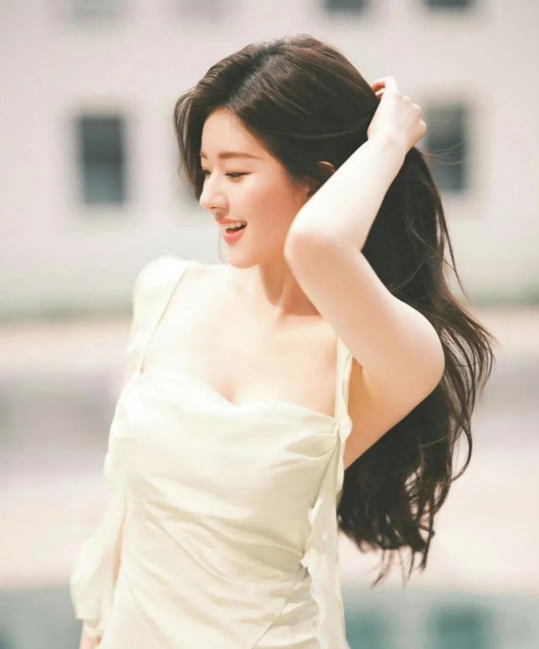 赵露思出席娇兰上海活动,网友评价"瘦而不柴".