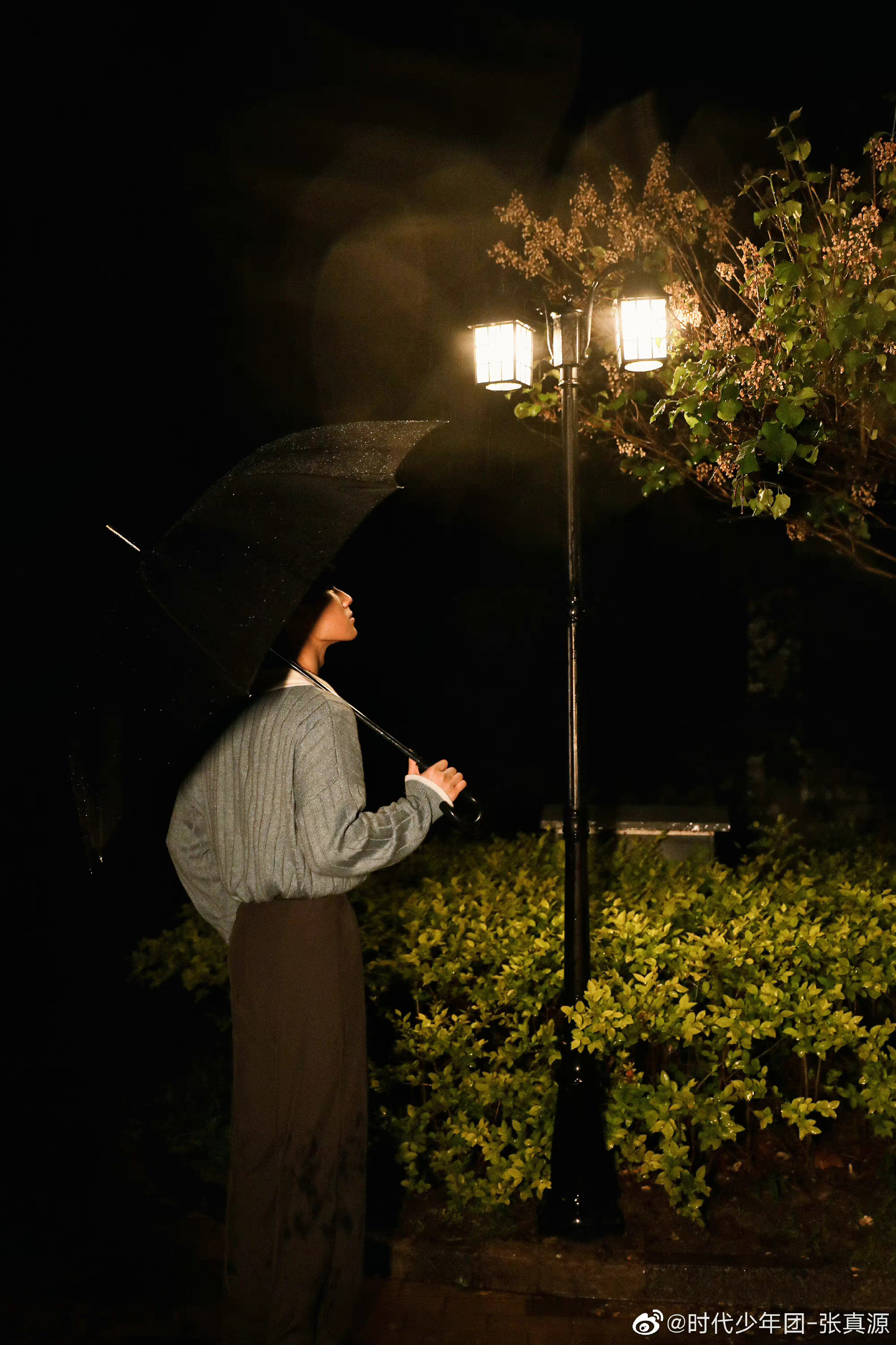 撑伞图片 雨中背影图片